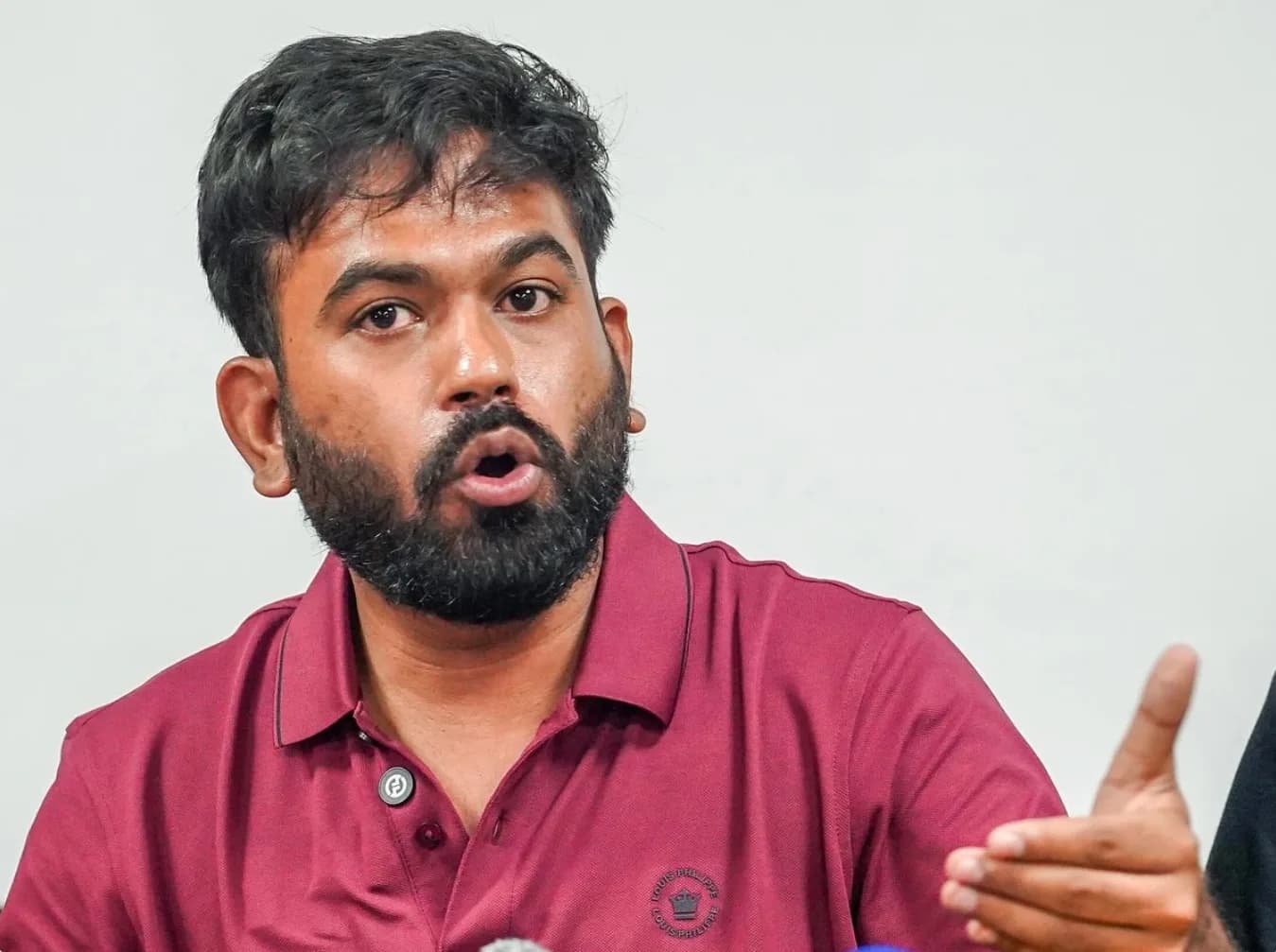 कॉकरोच पार्टी के चीफ अभिजीत दीपके 'फेसबुक-इंस्टा बैन' वाली किस बात पर भड़क गए