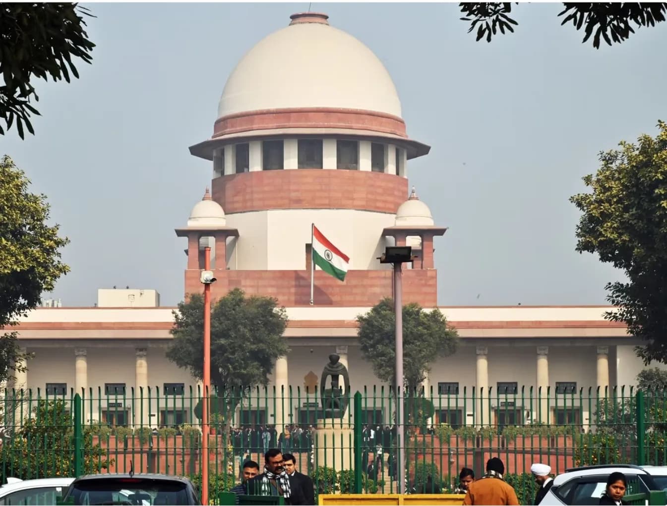 भारत का सर्वोच्च न्यायालय का भवन और भारतीय ध्वज