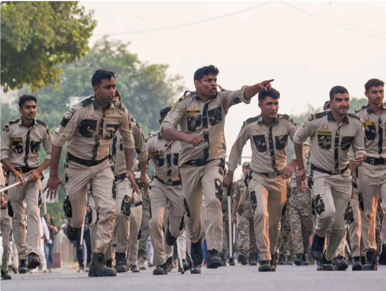 पुलिसकर्मी दौड़ रहे हैं।
