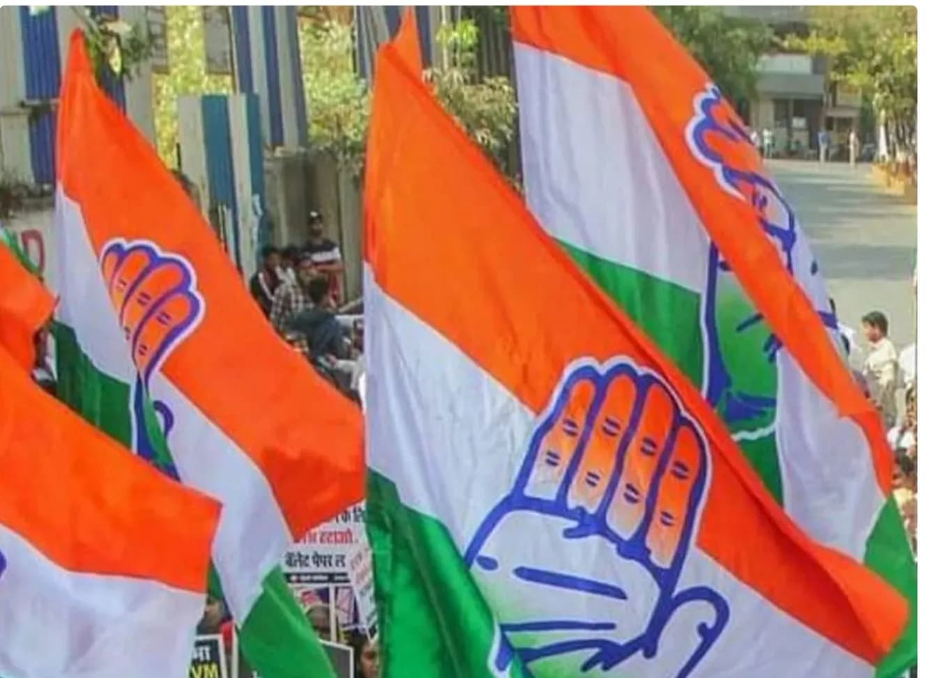 भारतीय राष्ट्रीय कांग्रेस के झंडे लहरा रहे हैं।