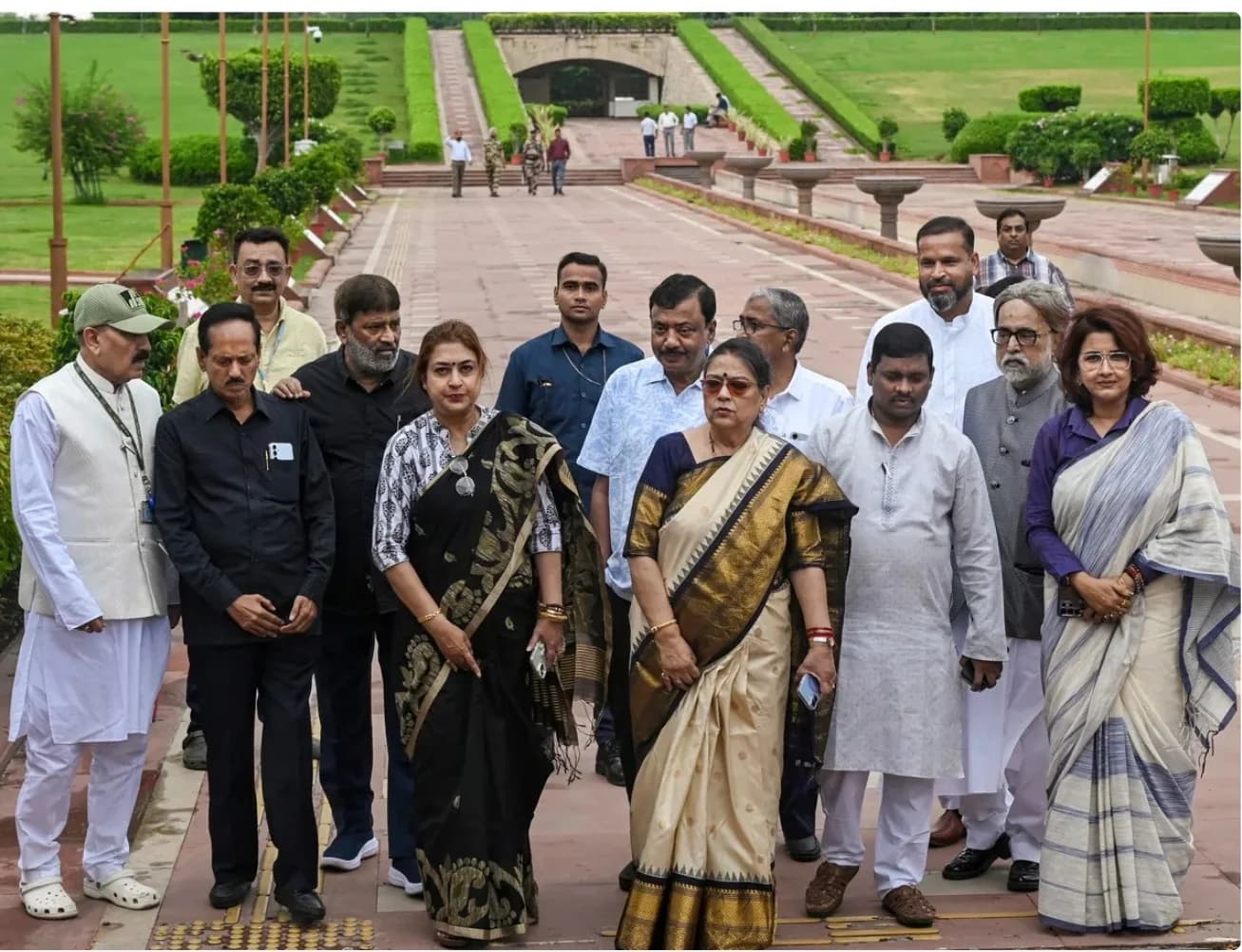 एक समूह बाहर सीढ़ियों के पास खड़ा है।
