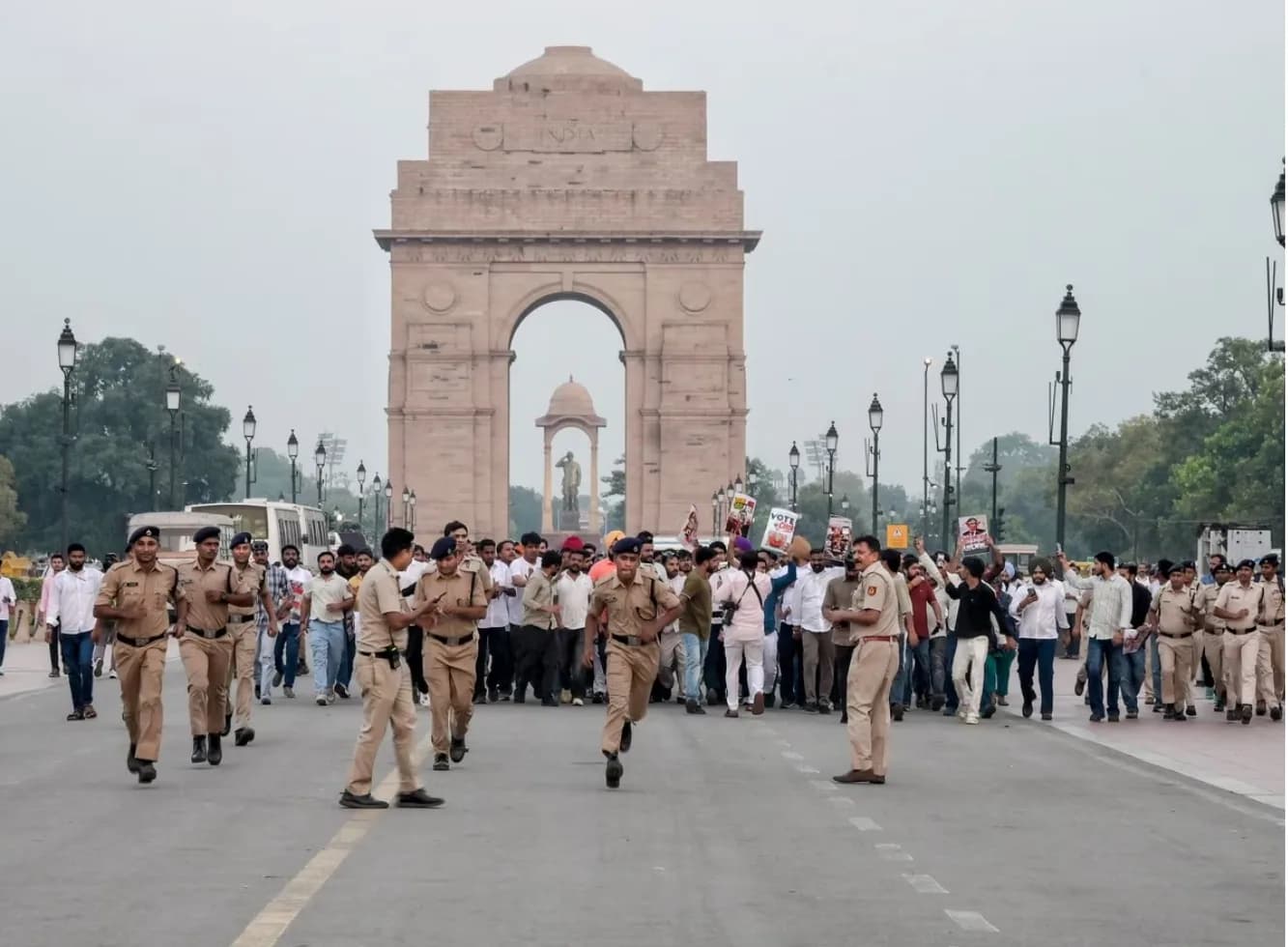 पुलिस इंडिया गेट के सामने मार्च कर रही है।