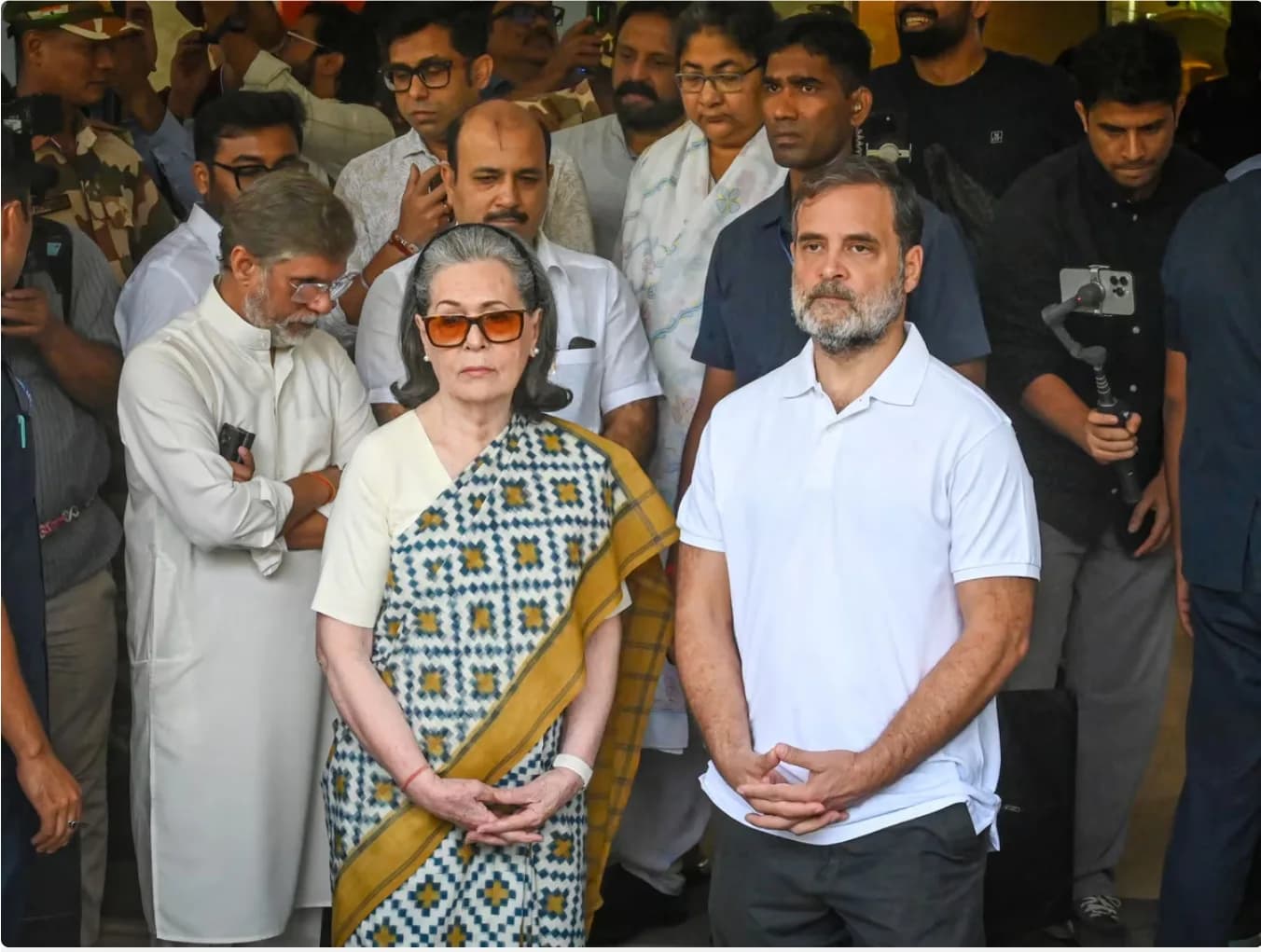 सोनिया गांधी और राहुल गांधी के साथ अन्य लोग