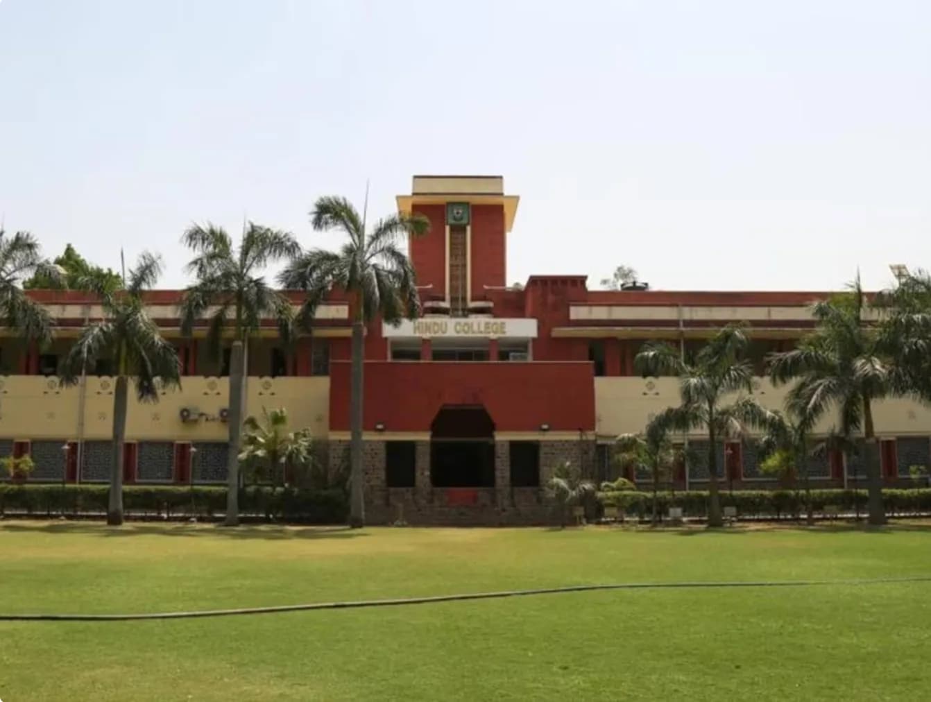 हिंदू कॉलेज की इमारत और सामने का हरा-भरा मैदान।