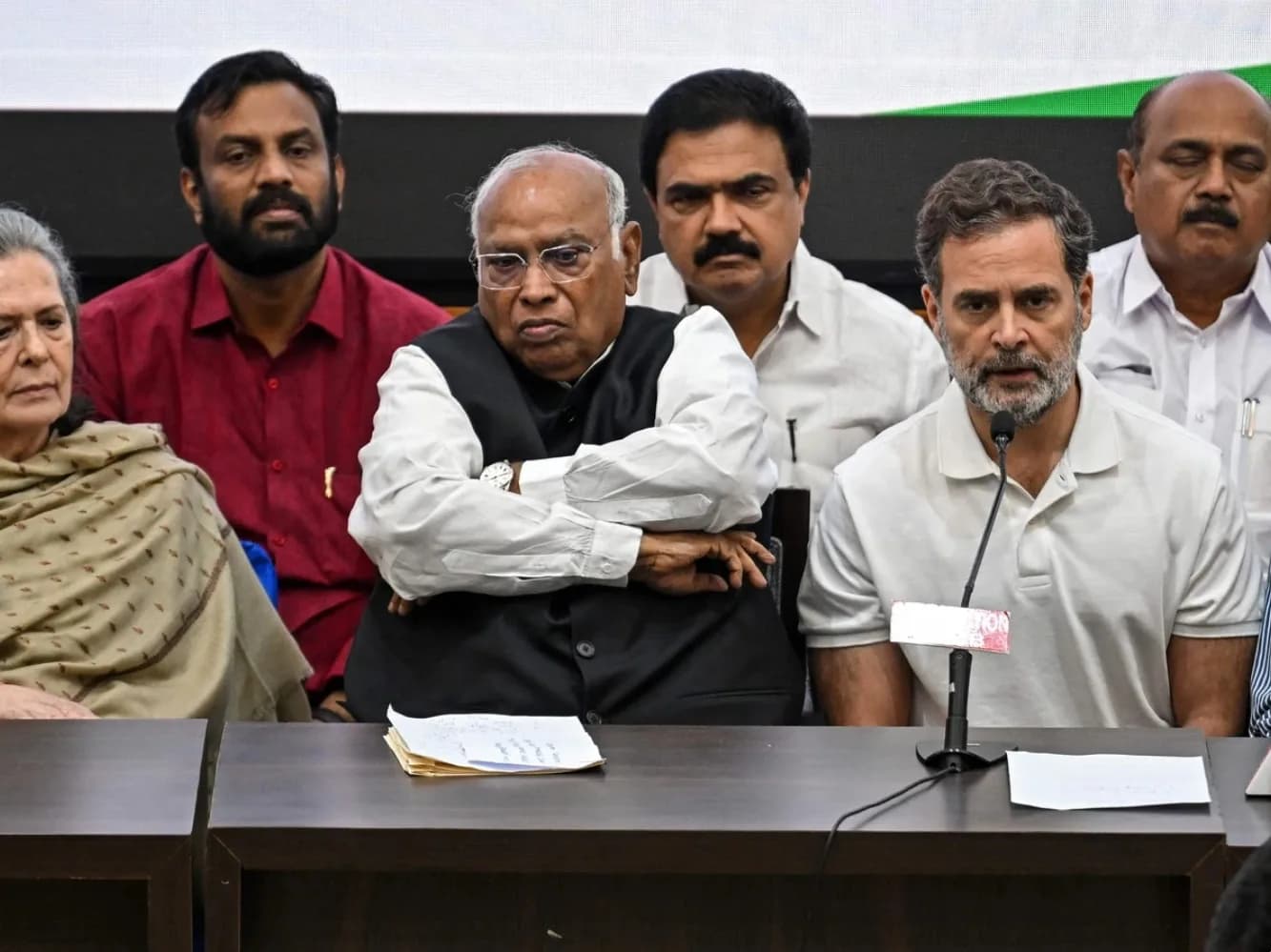 एक प्रेस कॉन्फ्रेंस में सोनिया गांधी, मल्लिकार्जुन खड़गे और राहुल गांधी बैठे हैं।