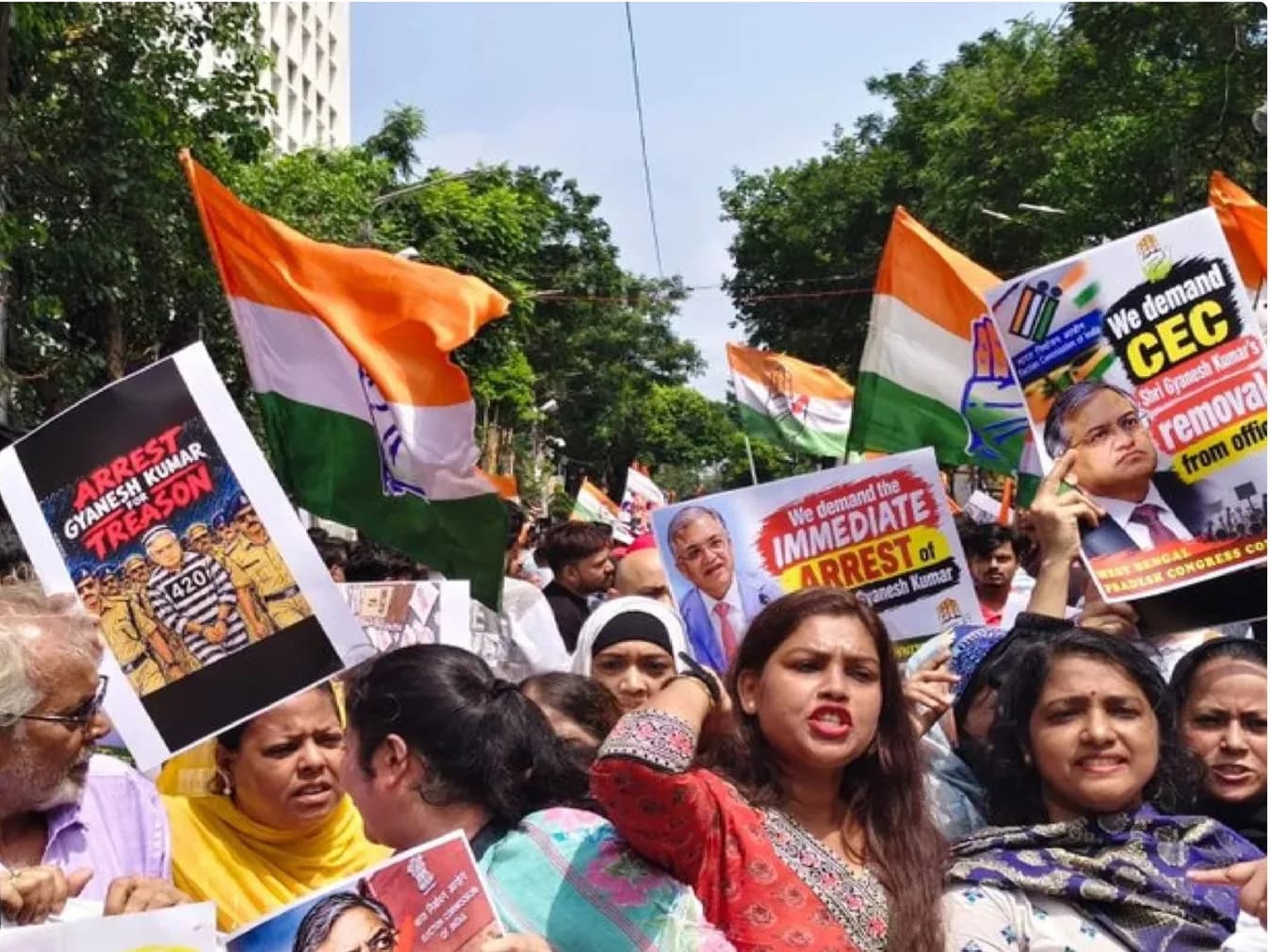 भीड़ भारतीय झंडे और नारे-पट्ट लहराते हुए प्रदर्शन कर रही है।