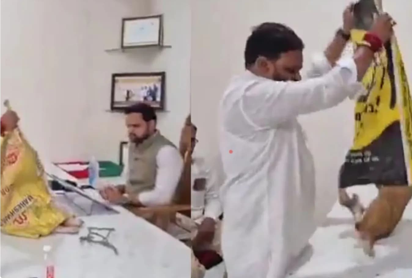 एक आदमी एक कुत्ते को एक बोरी में पकड़े हुए है, जबकि दूसरा आदमी मेज पर बैठा है।